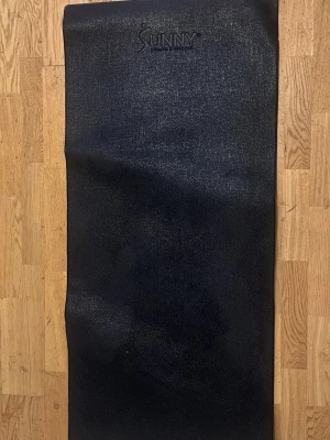Svart träningsmatta hämtas i saltsjö boo - Säljer en svart träningsmatta från Sunny, perfekt för yoga, stretching eller hemmaträning. Mattan har en rektangulär form och är tillverkad i ett mjukt, greppvänligt material som ger bra stöd under träningen. Hämtas i saltsjö boo