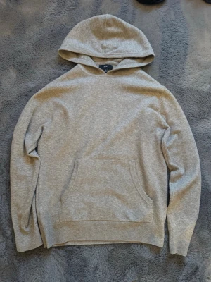Next cashmere hoodie - Säljer nu min 20% cashmere hoodie med resterande ylle hoodie. En väldigt trevlig och skön hoodie som är perfekt nu till skolstart och höstkänslor! - Storlek XS - Beige - 899kr ny
