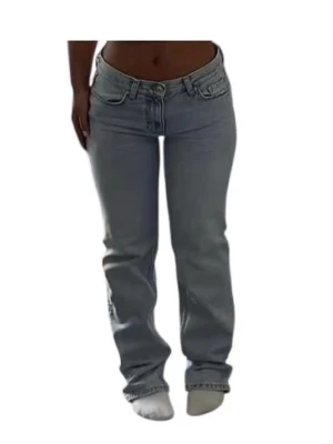 Ljusblå low straight  jeans - Säljer ett par ljusblå jeans med låg midja och straight passform. Jättesnygga och sitter jättefint på kroppen. 