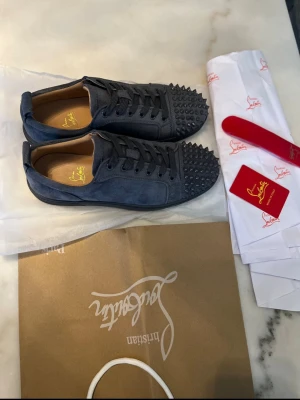 Christian Louboutins med nitar - Säljer mörkgrå Christian Louboutins med nitar