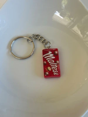 Nyckelring malteser❤️ - Nyckelring som jag satt ihop själv💕