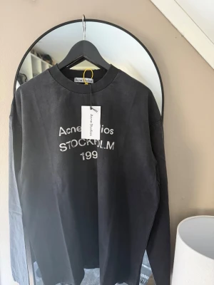Svart långärmad tröja med tryck - Ej använd prislapp kvar stor i storlek 