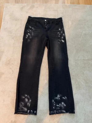 Flared jeans - Populära flared jeans i nytt skick 