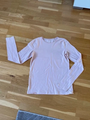 Topp H&M stl 170 - Topp från H&M i storlek 170. Mycket bra skick. 