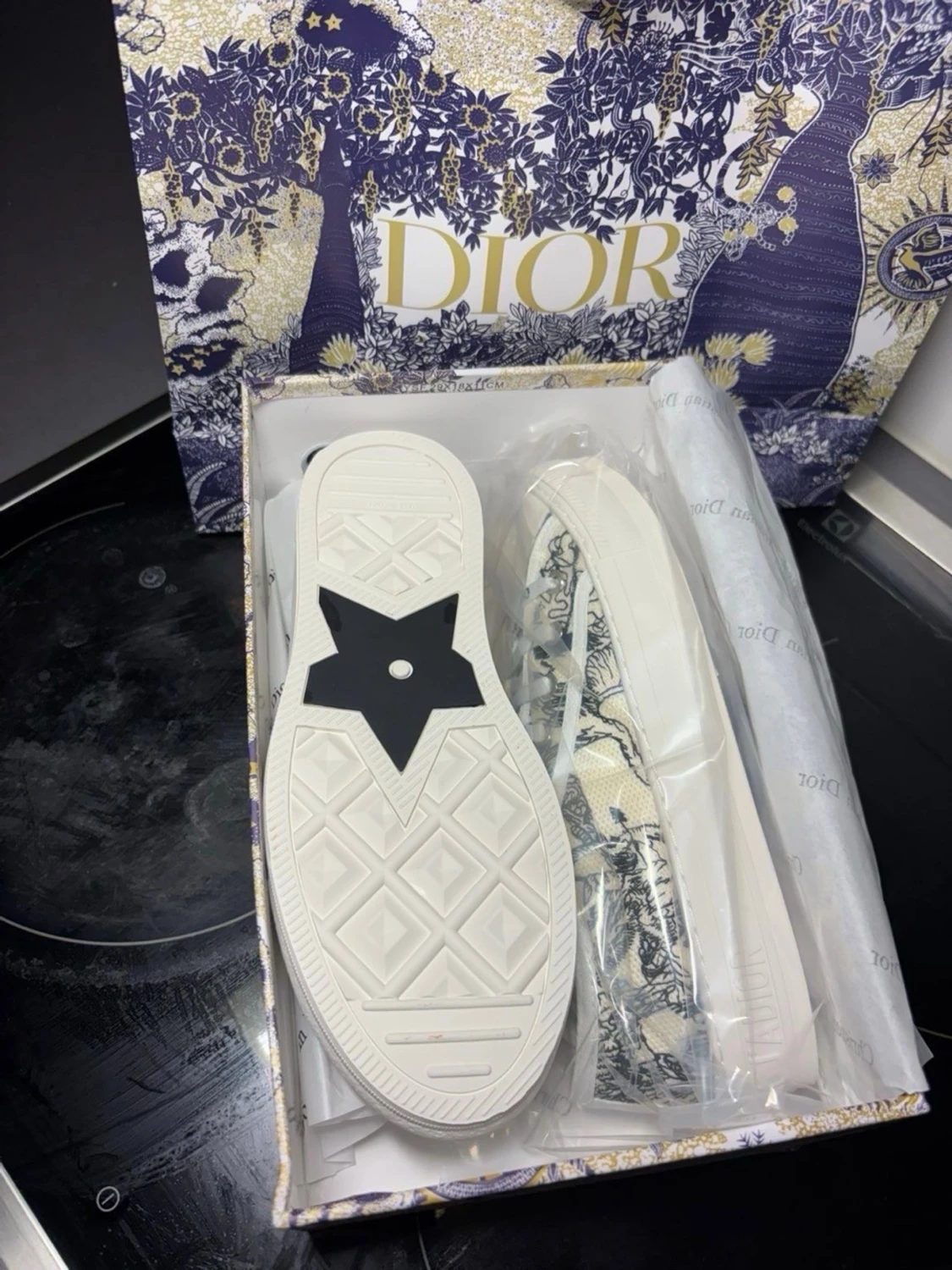 Dior sneakers med svartvitt mönster - 1