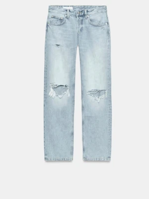Ljusblå raka jeans med hål - Säljer ett par ljusblå jeans med raka ben och slitna detaljer på båda knäna. Jeansen har fem fickor, låg midja och är tillverkade i denim. Perfekta för en avslappnad och trendig look.