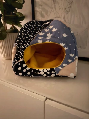 Marsvinskoja - Den kojan i de tre första bilderna, sista bilden är en exempelbild på en annan koja jag sålt 💗 Kojan är handgjord av mig i 100% bomullstyg på utsidan samt fleece på insidan. 