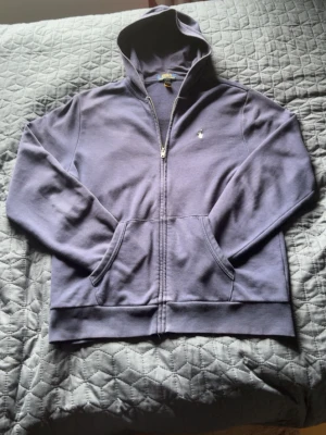 Ralph Lauren zip hoodie - Tjena, säljer nu min riktigt snygga Ralph Lauren hoodie den den inte längre passar, den har inge skador och är i fint skick. Hör av er vid frågor! Nypris 1499kr