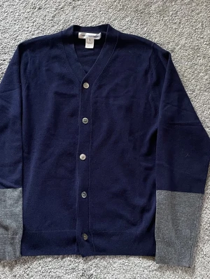 Comme Des Garçon Shirt - CDG shirt lambswool cardigan - storlek M - som nytt skick, använd omkring tre gånger - extra tråd medföljer