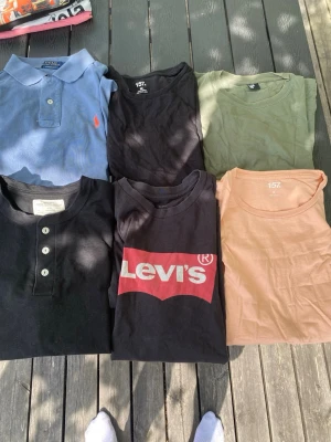 6 stycken T-shirts set - Säljer 5 stycken T-shirts och en piké i ett paket/set.   1. Ralph Lauren pike, storlek M i en blå/grå färg. Översta knappen saknas men annars väldigt bra skick.  2. Svart tshirt från Levis, storlek M, något tvättad färg men riktigt snygg.  3. Aprikosfärgad tshirt från lager 157 storlek M 4. Svart Henley tshirt storlek M, något vintage och trendig.  5. Militärgrön tshirt från Large, stolek okänd men passar som M  6. Svart tshirt från lager 157 storlek M  Alla tröjor 6 tröjor följer med i köpet.