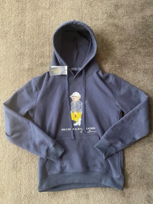 Ralph Lauren Hoodie - Tja! Säljer denna hoodie från Ralph Lauren i storleken L. Hör gärna av dig vid frågor eller funderingar.