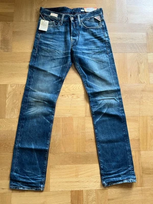 Blå raka jeans från Replay - Blå replay jeans med passformen Waitom samt storlek W30 L34