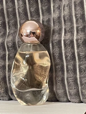 Kylie jenner cosmic  - Kylie Jenner cosmic 50ml se mängd kvar på bilder. Batchkod och noter 
