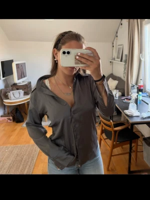  satinliknande skjorta - super skön och fin skjorta, säljer då den tyvärr ej används. kolla gärna in min profil för bundle-rabatter!💞💞