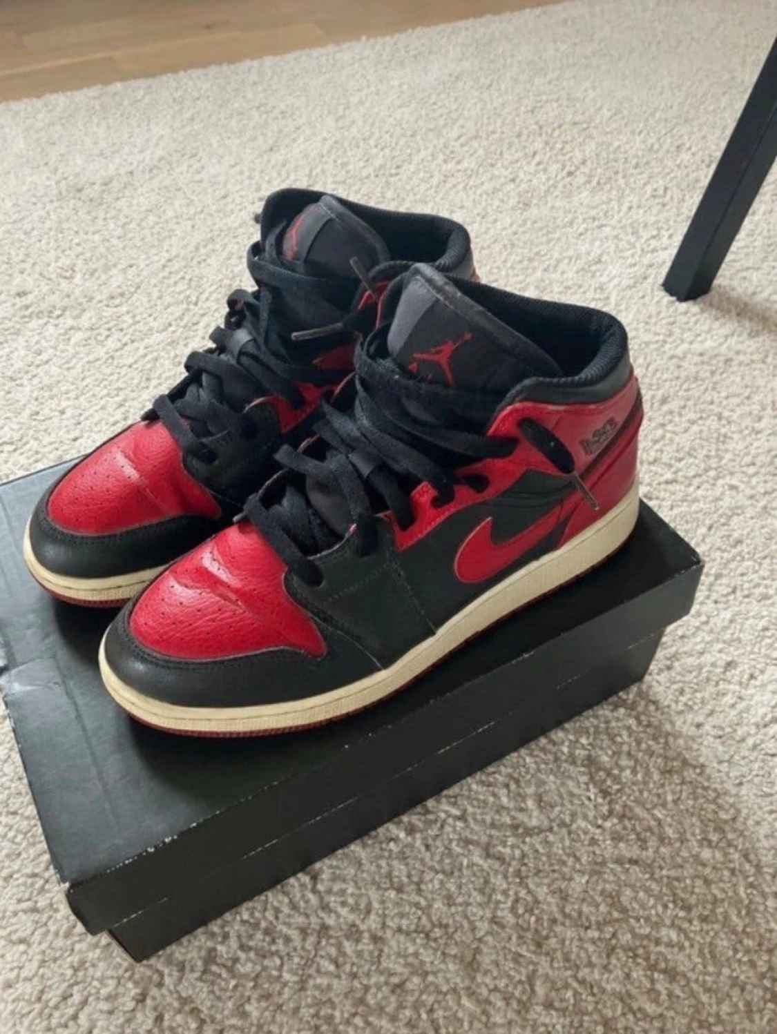Air Jordan 1 Mid svart/röd 39