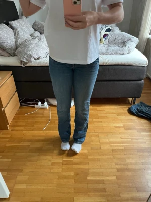 Blå raka jeans LTB - Säljer ett par klassiska blå jeans med rak passform och normal midja från LTB valerie. Jeansen har en tidlös look och är tillverkade i denim med lätt tvättad effekt. Perfekta till en enkel t-shirt eller hoodie för en avslappnad stil.