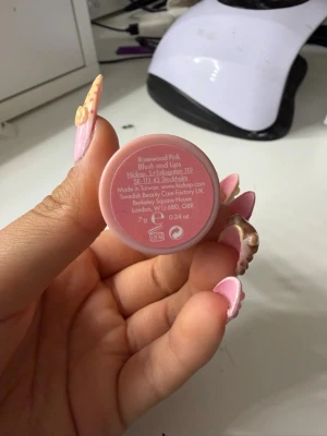 Rosewood Pink blush stick - Fick i min julkalender testade färgen på handen men tyckte inte den passade mig💕💕