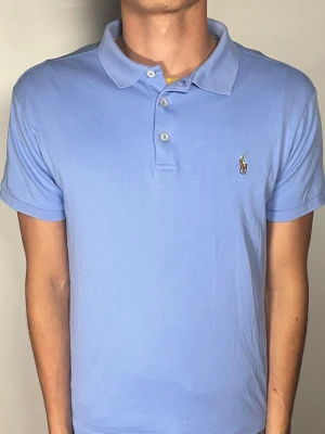 Ralph Lauren pike - 👕 Plagg: Piké                                                               📏 Storlek: M                                                               🏷️ Märke/Modell: Ralph Lauren slim Fit                                   ✨ Skick: Fint skick                                                        💬 Vid frågor är det bara att skriva!                                                                                          🛍️ Gramenti