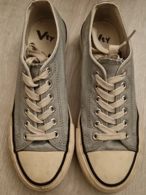 Sneakers - Snygga light blue sneakers från Vty med klassisk låg profil