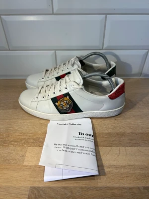 Gucci Ace Tiger - Gucci Ace med tiger mönster i mycket bra skick🐅| Storlek: 42,5 kan passa 43,5 | Og: Köpbevis och äktighetscertifikat| Vid frågor eller diskussion om pris är det bara att skriva✍🏼| Frakt inom 48h📦