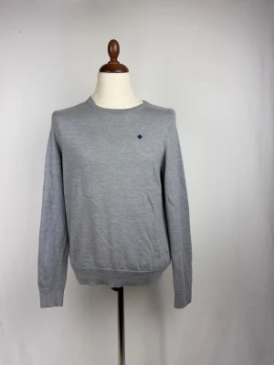 Morris Merinoull Tröja Grå - 🌸 INFO OM PLAGGET 🌸  ☑️ Märke: Morris ☑️ Storlek: Medium ☑️ Färg: Grå ☑️ Skick: ⭐⭐⭐⭐⭐  ✨ Detaljer: ☐ Inga hål ☐ Inga fläckar ☐ Nytvättad ☐ Rökfritt hem ☐ Djurfritt hem  📏 Passform: ☑️ Normal   📦 Skickas snabbt. 💬 Skriv gärna om du vill ha fler bilder eller mått. 🤍 Paketrabatt vid köp av flera annonser. 🌟 Titta gärna på mina andra annonser!
