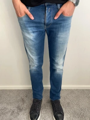 Replay Anbass jeans  - Tja, säljer dessa tvärfeta Replay Anbass jeans i mycket fint skick med inga defekter! Mått, längd 97, midja 39! Hör av er vid fler frågor🤝