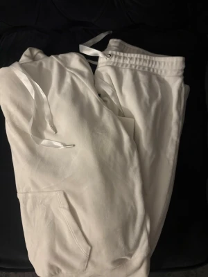 Vit set - Ett vitt set från Gina Tricot. Aldrig använd, säljer då den inte passar. I strl M.
