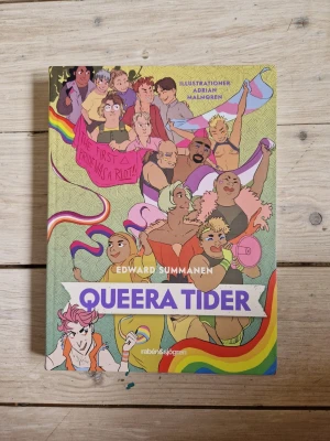 Queera Tider av Edward Summanen - Boken tar upp queera perspektiv, hbtqi-historia och rättigheter. Skriven av Edward Illustrationer av Adrian Malmgren.