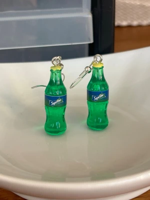 Örhängen spriteflaskor💕 - Örhängen med silverpläterade nickelfria örkrokar💕