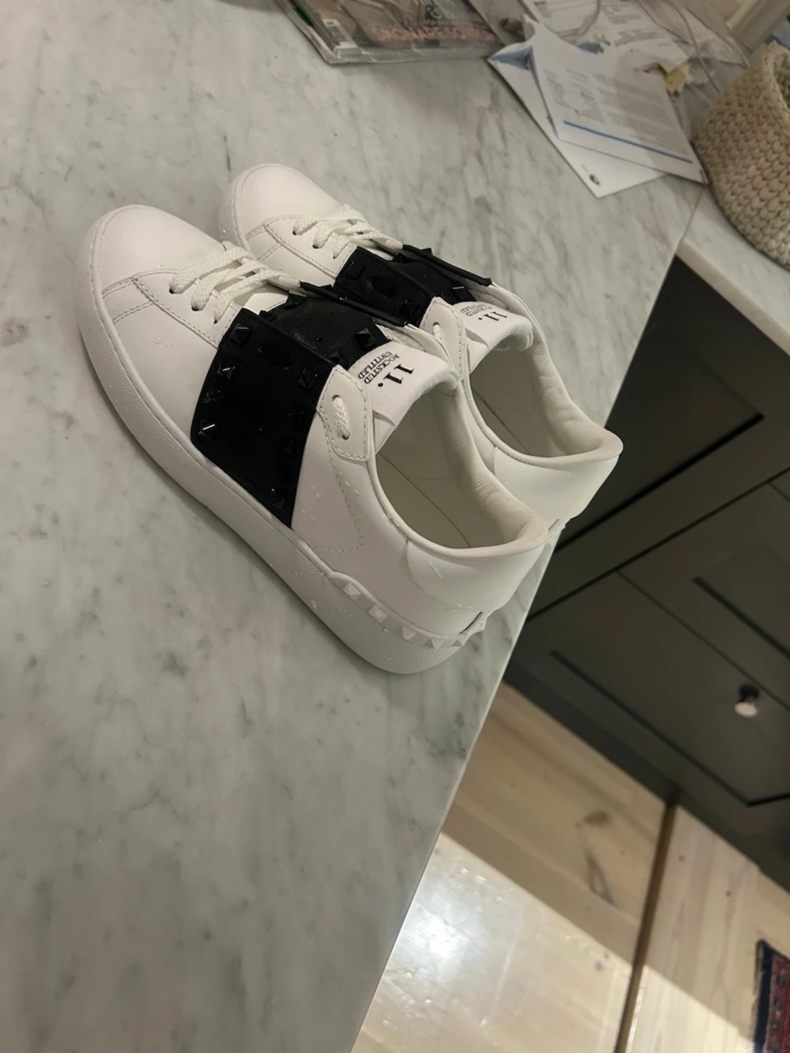 Vita sneakers med svarta nitar från Valentino - 1