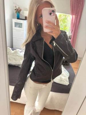 Mörkbrun skinnjacka  - Så snyggt till hösten, utgång eller vardag! Köpt för 800kr