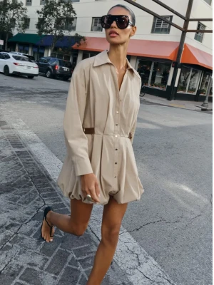 Beige klänning  - Trendig beige klänning med lång ärm och klassisk skjortkrage. Prislapp sitter kvar, köpt för 499kr och aldrig använt. 