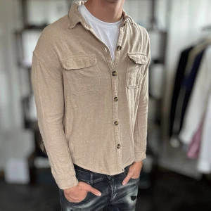 Hollister overshirt - Mycket fint skick, inga defekter. Nypris ca 1000kr. Passar dig som är 165-175cm ungefär. Modellen är 185 cm, 75 kg. Alltid billigare pris vid köp av flera varor‼️🙌Svarar alltid på frågor eller funderingar! 