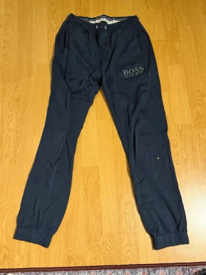 Hugo boss mjukis  - Säljer dessa Hugo boss mjukis båda är i storlek s köp båda för 150 ett par för 100 hör gärna av er vid funderingar eller prisförslag🤝
