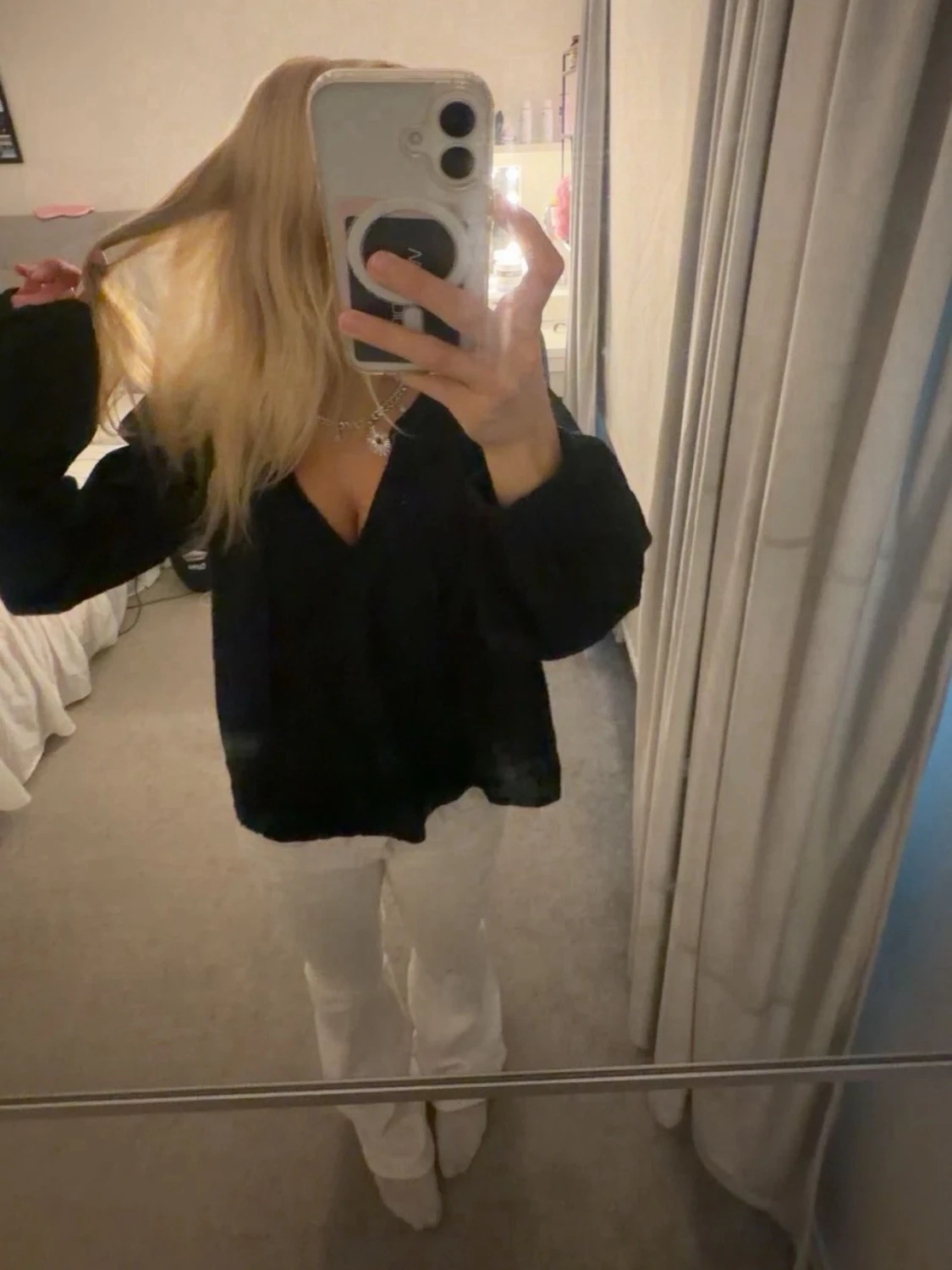 Svart v-ringad blus med lång ärm - 1