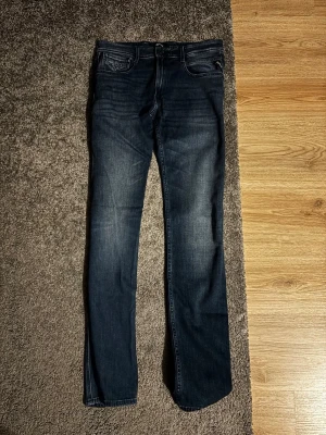 Replay Anbass jeans | W32 - Tjenare!  Säljer dessa riktigt goa och snygga Replay byxorna i en marinblå färg och modellen är Anbass, vilket är väldigt eftertraktad och har en fin passform. Byxorna är riktigt fina och är i mycket gott skick.  Storleken på byxorna är W32 och L34.   Hör av er vid några funderingar så ska jag svara så bra jag kan!🤩🤩