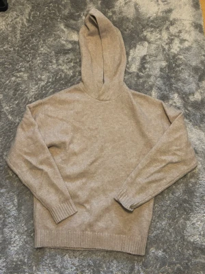 Beige stickad hoodie - En fin stickad hoodie perfekt för hösten.