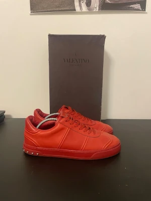 Valentino flycrews  - Valentino Garavani || storlek 41 || skick 9,5/10 || låda och valentino kuvert finns || Made in Italy 🇮🇹 || nypris 6000kr mitt pris endast 2500kr || pris kan diskuteras vid snabb affär!