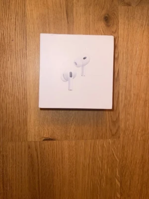 Apple AirPods Pro 2 USB-C  - Säljer ett par Apple AirPods Pro (2nd generation) med MagSafe-laddningsetui och USB-C. Hörlurarna är vita och har en stilren, kompakt design. Perfekta för dig som vill ha trådlösa hörlurar med brusreducering och smidig laddning. (INGET KVITTO) Först till kvarn kan sänka pris vid snabbaffär