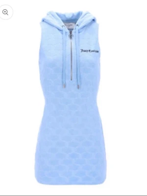 Juicy Couture - Supersöt ljusblå kortklänning med huva och dragkedja framtill. Klänningen är ärmlös och har ett diskret mönster i tyget samt snörning vid huvan. Perfekt för en chill och sportig look.