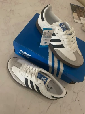 Adidas samba - Säljer ett par Adidas Samba i storlek 40. Helt nya och oanvända. Skickas snabbt efter köp. Priset kan diskuteras vid en snabb och smidig affär. Hör gärna av dig om du vill ha fler bilder eller har några frågor!