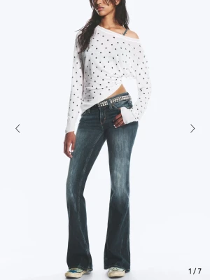 Bootcut jeans i mörkblå denim - Snygga bootcut jeans från weekday, cheap monday i mörkblå denim med slitningar och klassisk femficksmodell. Jeansen har låg midja och utsvängda ben, vilket ger en retro och avslappnad vibe. Perfekta till sneakers eller boots för en cool look. De är i strl 25/34. De är använda några gånger, men har inga täcken på anbändning, säljer då de blivit för små.