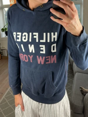 Tommy Hilfiger Hoodie  - Supersnygg och trendig hoodie! Mått: A:54 B:48 C:43 D:63 (cm) Skriv vid fundering 😇🙌