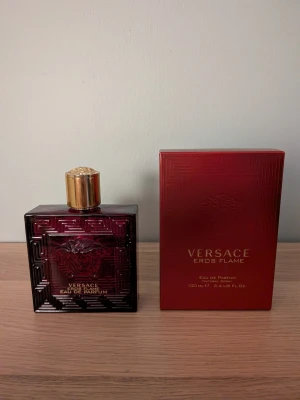 Versace eros flame eau de Parfum - Säljer min äkta Versace Eros Flame Eau de Parfum (100 ml) med originalkartong. En kraftfull och maskulin doft med friska citrusnoter kombinerat med varma inslag av vanilj, peppar och trä. Perfekt för höst, vinter och kvällar, men fungerar lika bra till vardags. Det är ca 70ml/100ml kvar i flaskan!