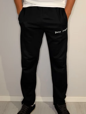 Palm angels byxor  - Säljer nu ett par ruggigt snygga byxor från Palm angels i storlek L men skulle säga att dom passar M. Hör av dig vid fundering!🙌🤝