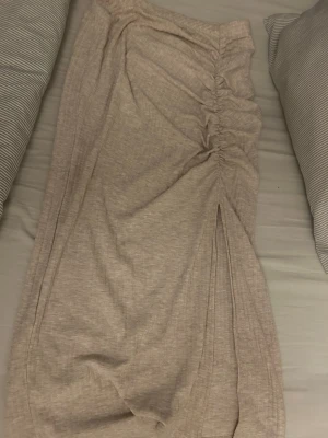 ONLY - kjol - lång tajt kjol med slits där nere, super skönt material!