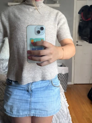 Stickad tröja med kort ärm och polokrage - Fin tröja från Gina som jag köpte förra hösten. Tror inte den säljs längre. Den är lite stickig om man inte har nåt under men känns bra med ett linne eller liknande under