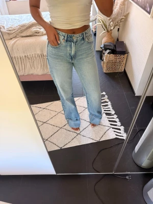 Jeans från Stradivarius  - Skiiiit snygga jeans från Stradivarius som är helt helt nya, aldrig använda. Insåg efter att jag tog bort lappen att dem var lite för stora på mig därav vill jag sälja och köpa ett par nya. Jag är 172 för referens 💕