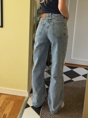Ljusblå vida jeans med hög midja från Bikbok  - Ljusblå snygga vida jeans från Bikbok. Använda 2-3 gånger. 