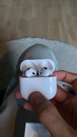  AirPods 4 med ANC - Säljer ett par vita Apple AirPods 4 med aktiv brusreducering (ANC) och laddningsetui. Snygg och kompakt design i blank plast, perfekt för trådlös musik och samtal. Levereras i originalförpackning.